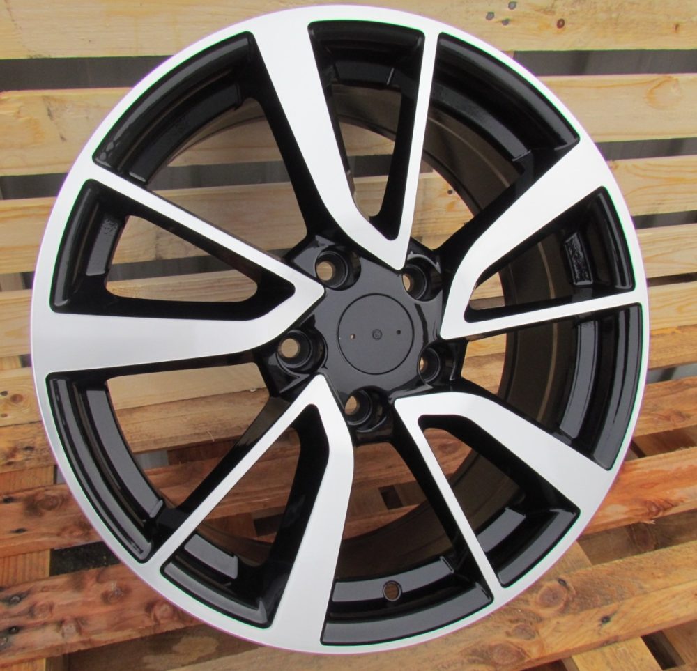 Nissan BY131  Melns ar pulētu virsmu R17 5X114.3 7J et40 66.1