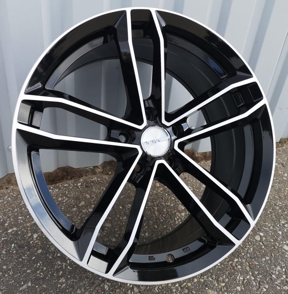 D5276  Melns ar pulētu virsmu R18 5X100 8J et40 73.1